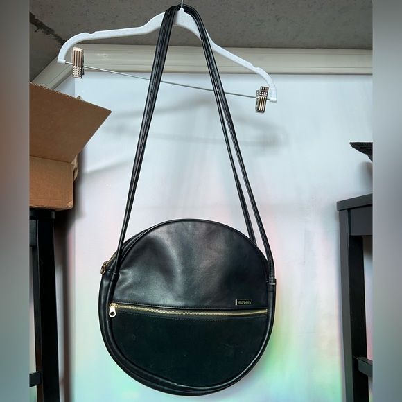 The Amigo black Ban.do round handbag - with removable pin I attached:) - Picture 3 of 12